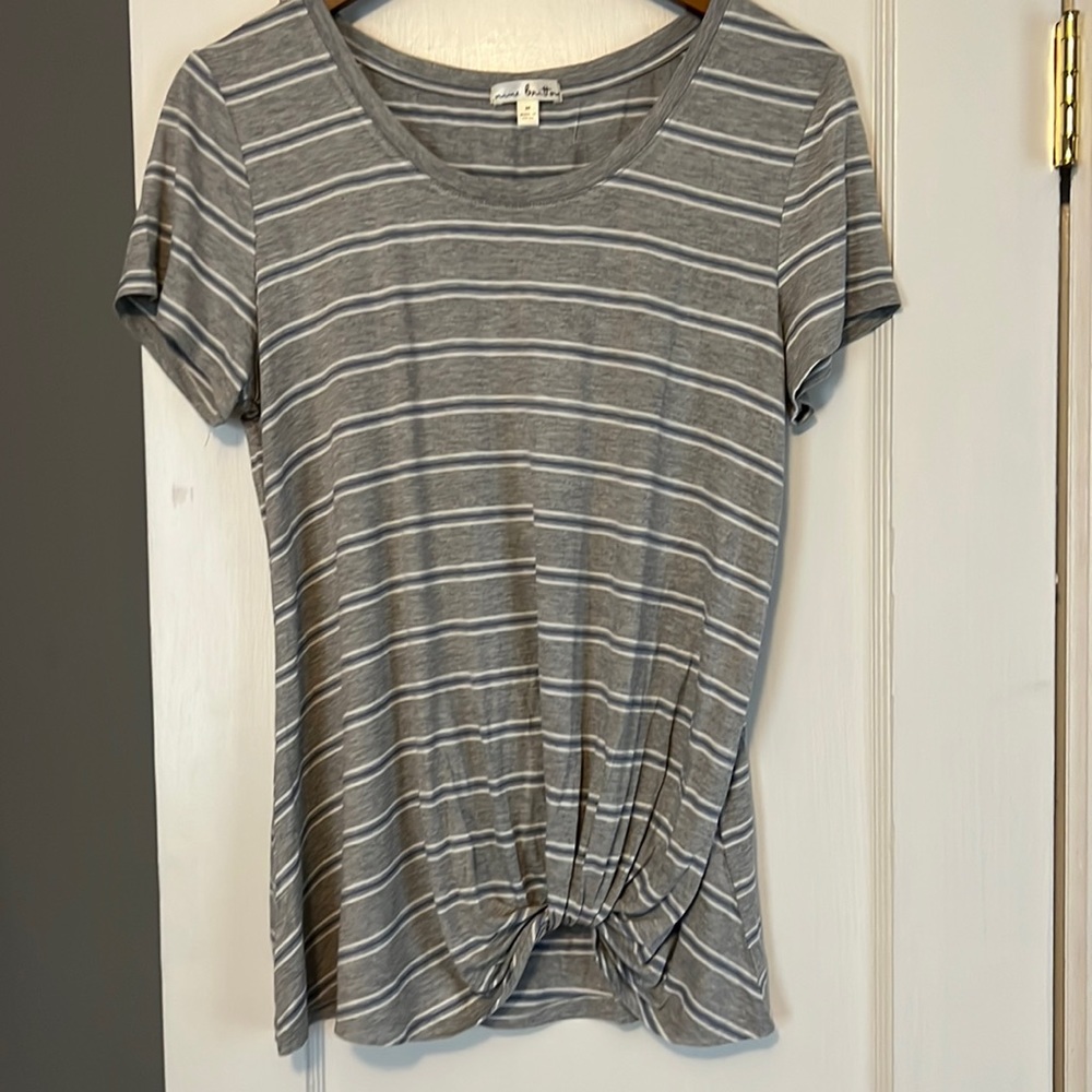 Casual gray top!